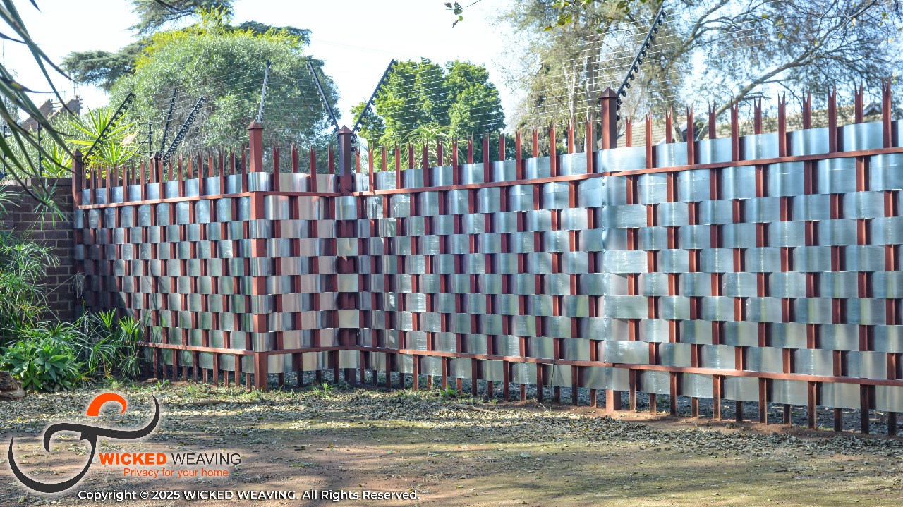 25m Chocolate Palisade & Gate Weaving