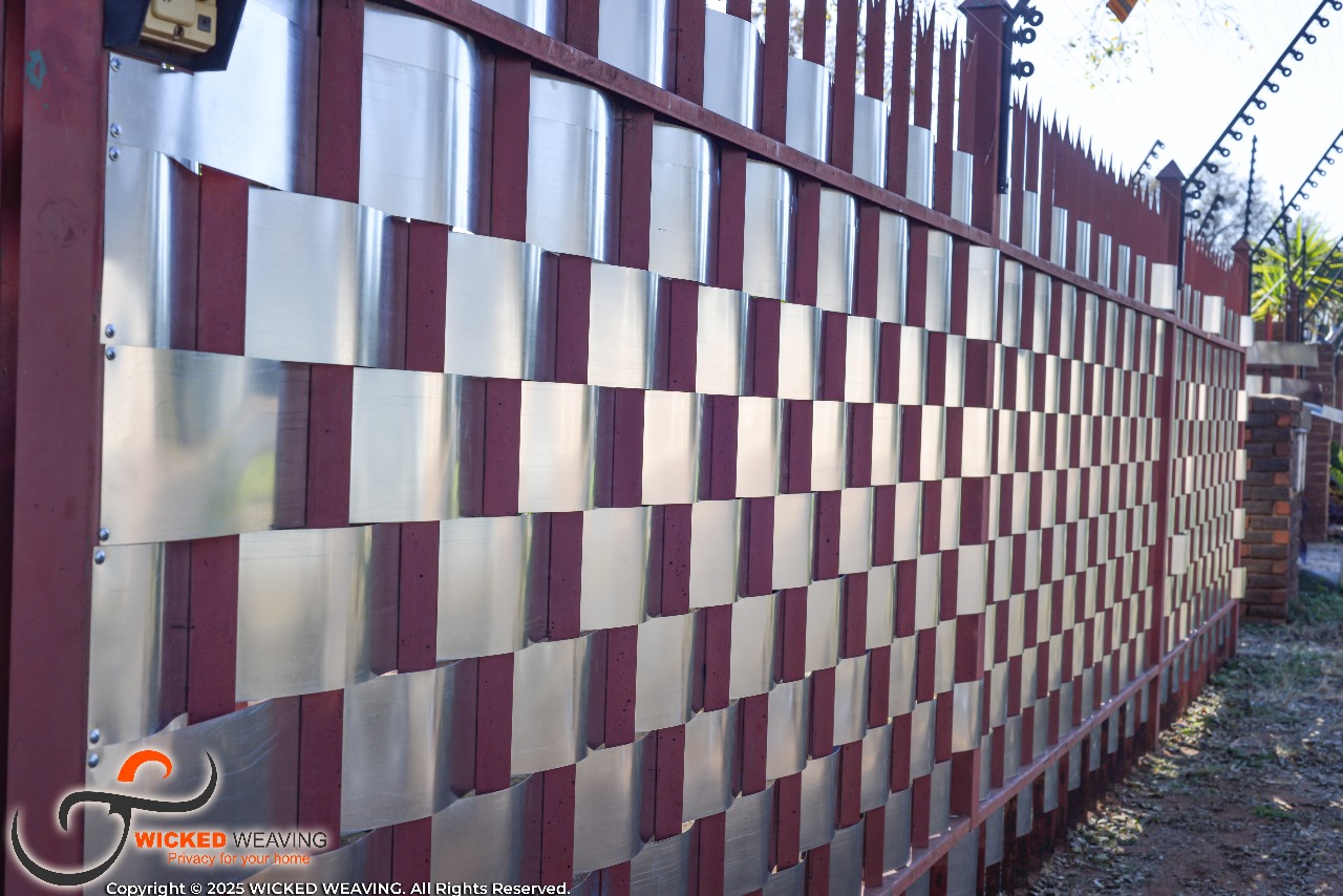 25m Chocolate Palisade & Gate Weaving