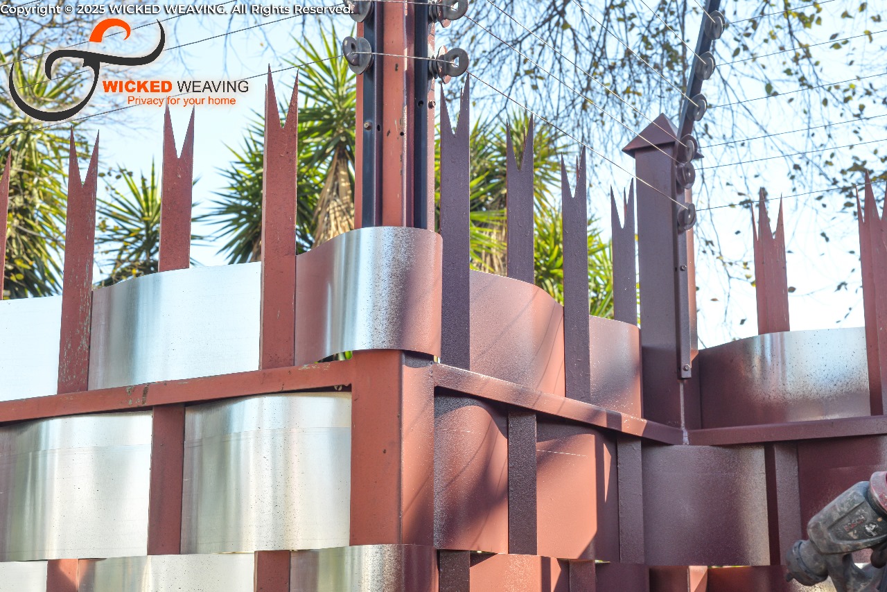 25m Chocolate Palisade & Gate Weaving