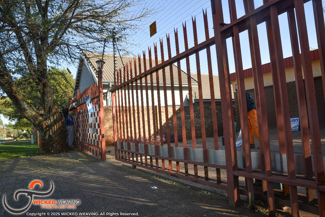 25m Chocolate Palisade & Gate Weaving