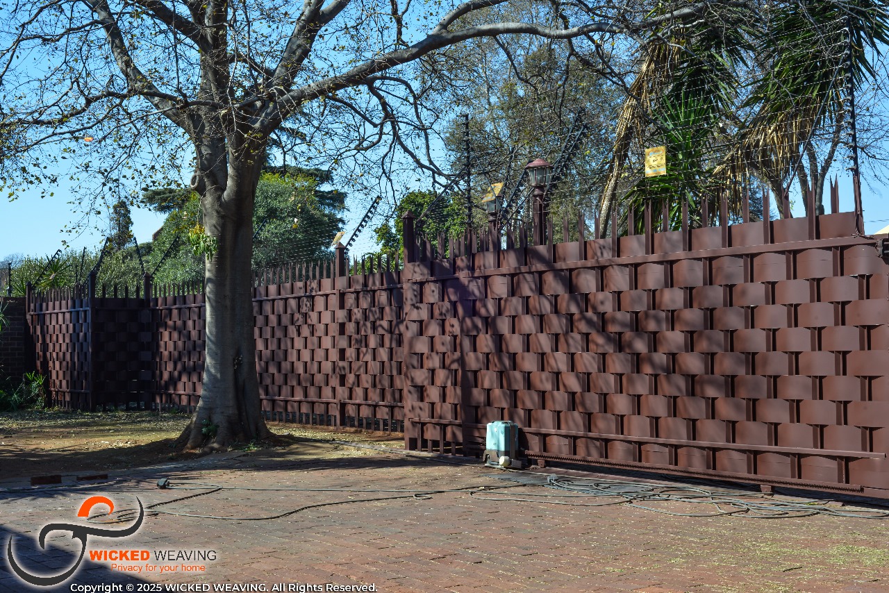 25m Chocolate Palisade & Gate Weaving