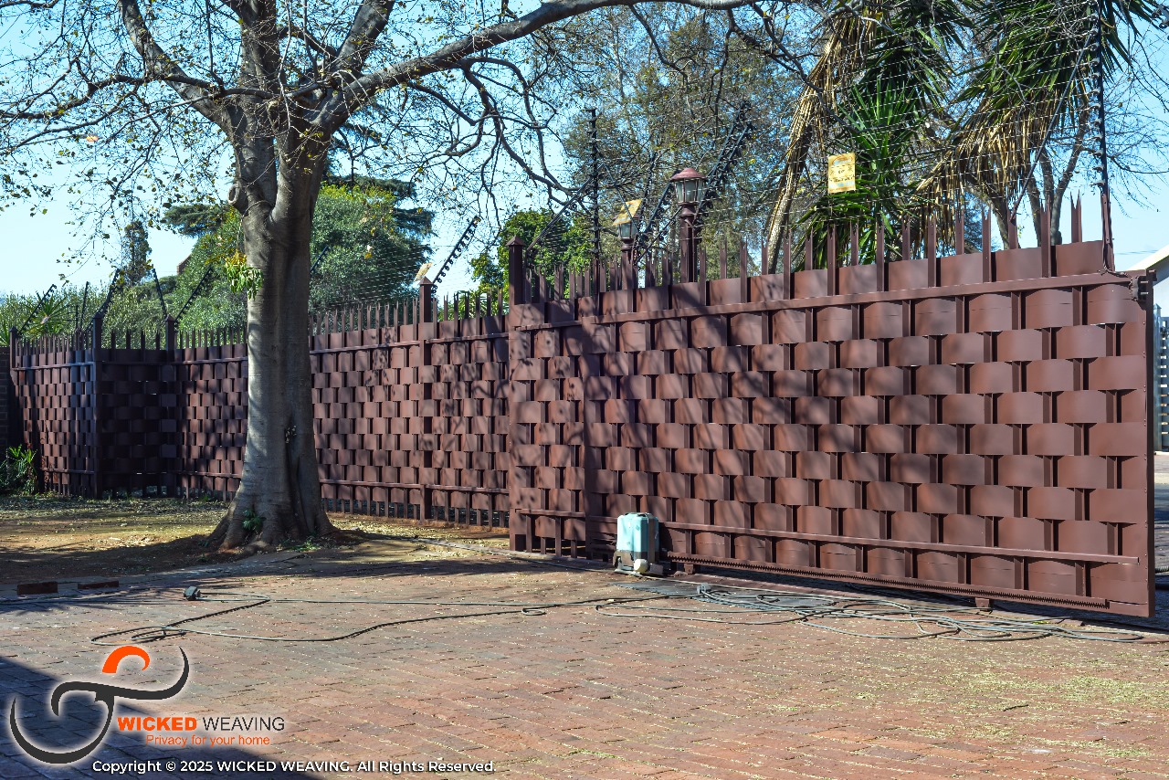 25m Chocolate Palisade & Gate Weaving