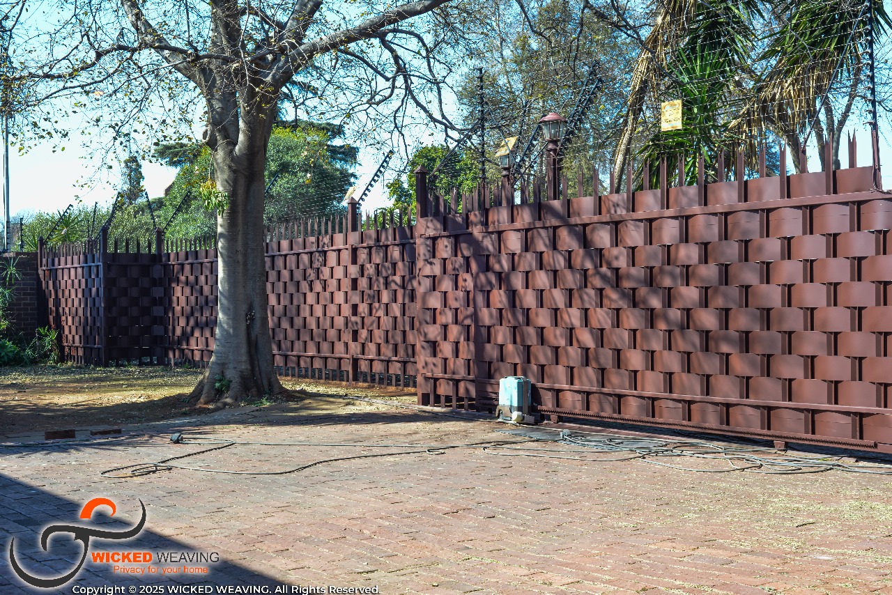 25m Chocolate Palisade & Gate Weaving