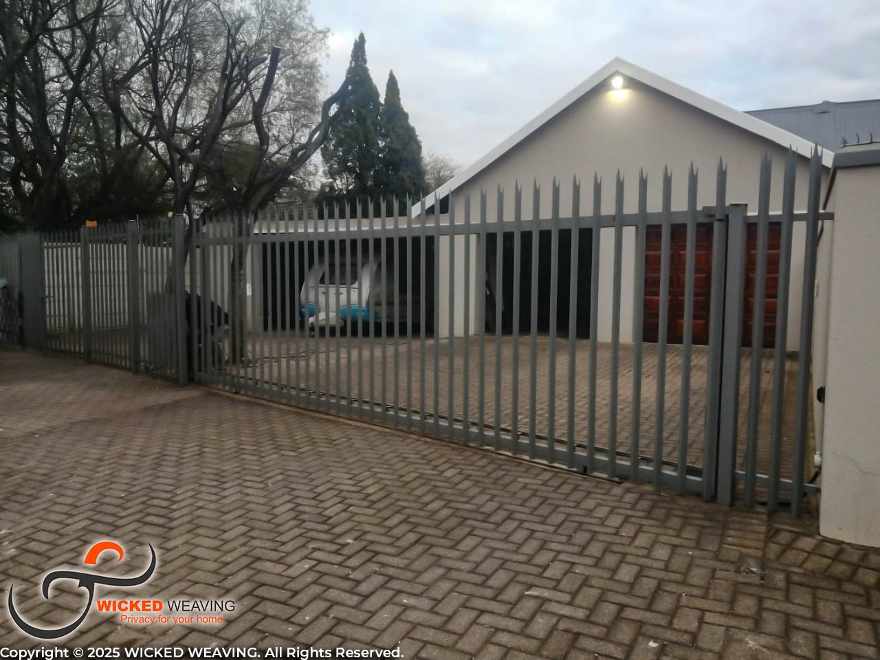 16m Charcoal Palisade & Gate Weaving