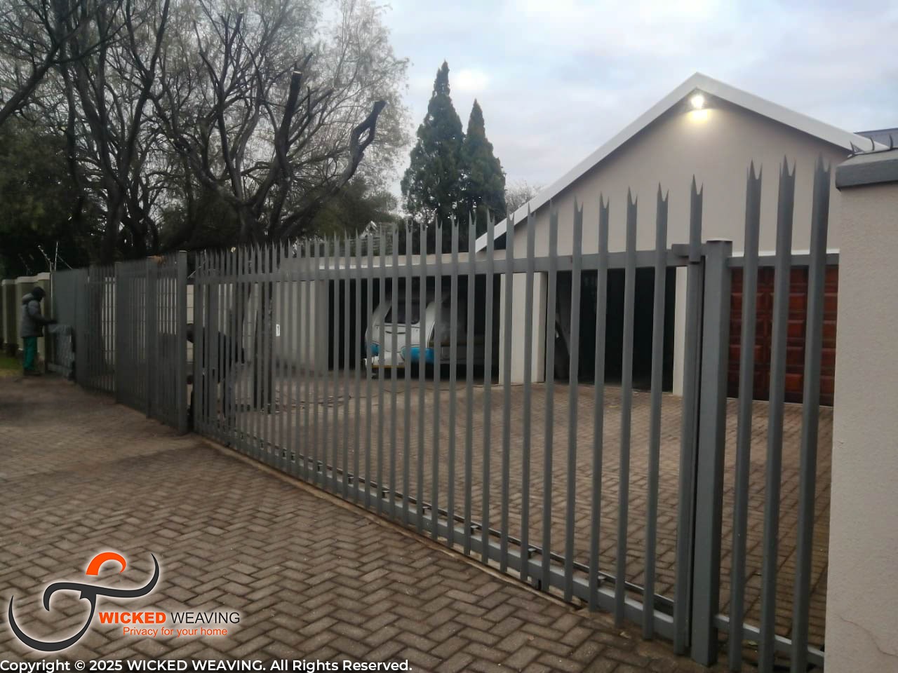16m Charcoal Palisade & Gate Weaving