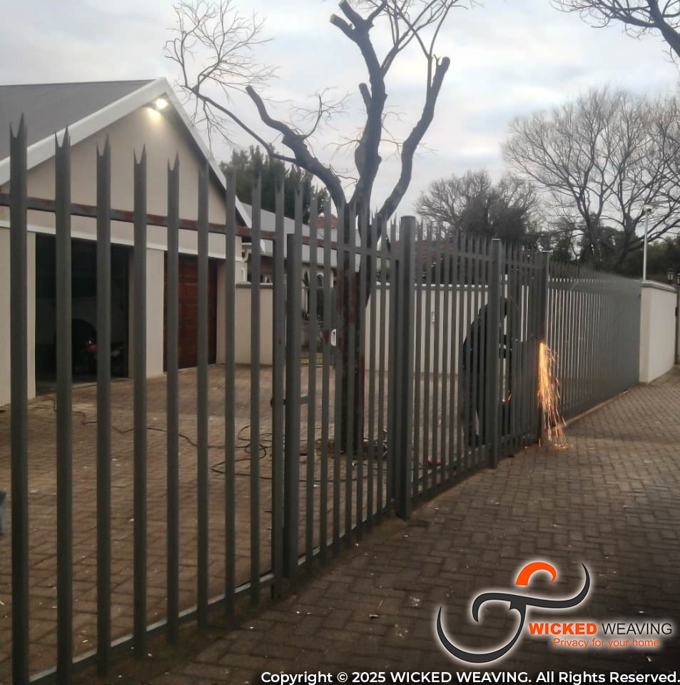 16m Charcoal Palisade & Gate Weaving