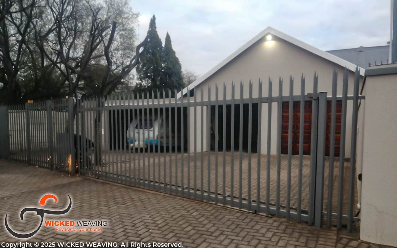 16m Charcoal Palisade & Gate Weaving