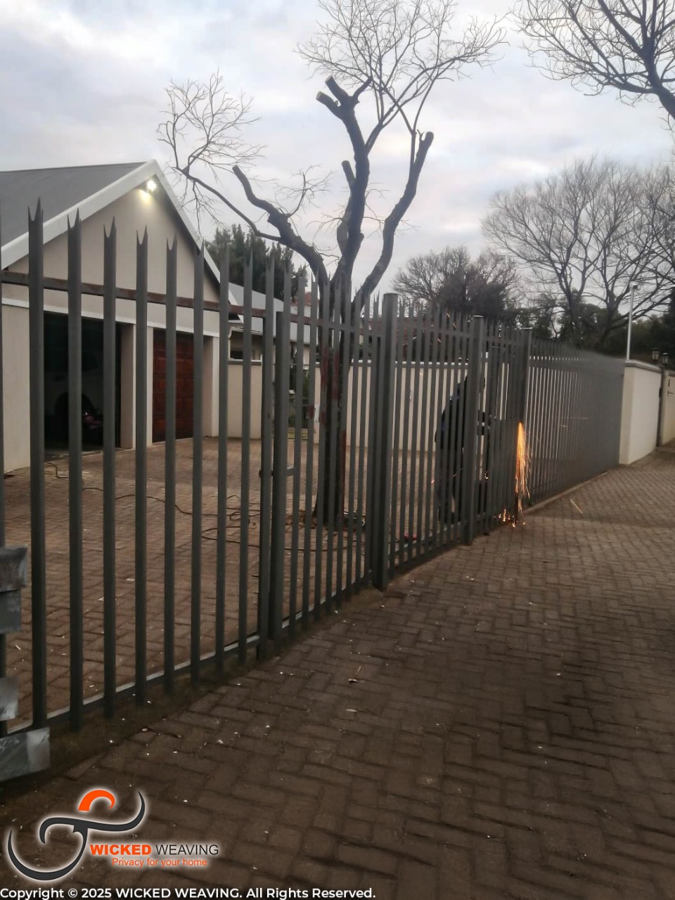 16m Charcoal Palisade & Gate Weaving