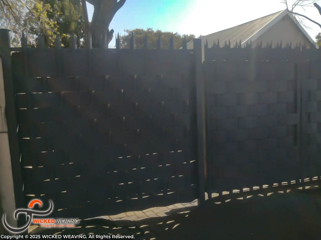 16m Charcoal Palisade & Gate Weaving