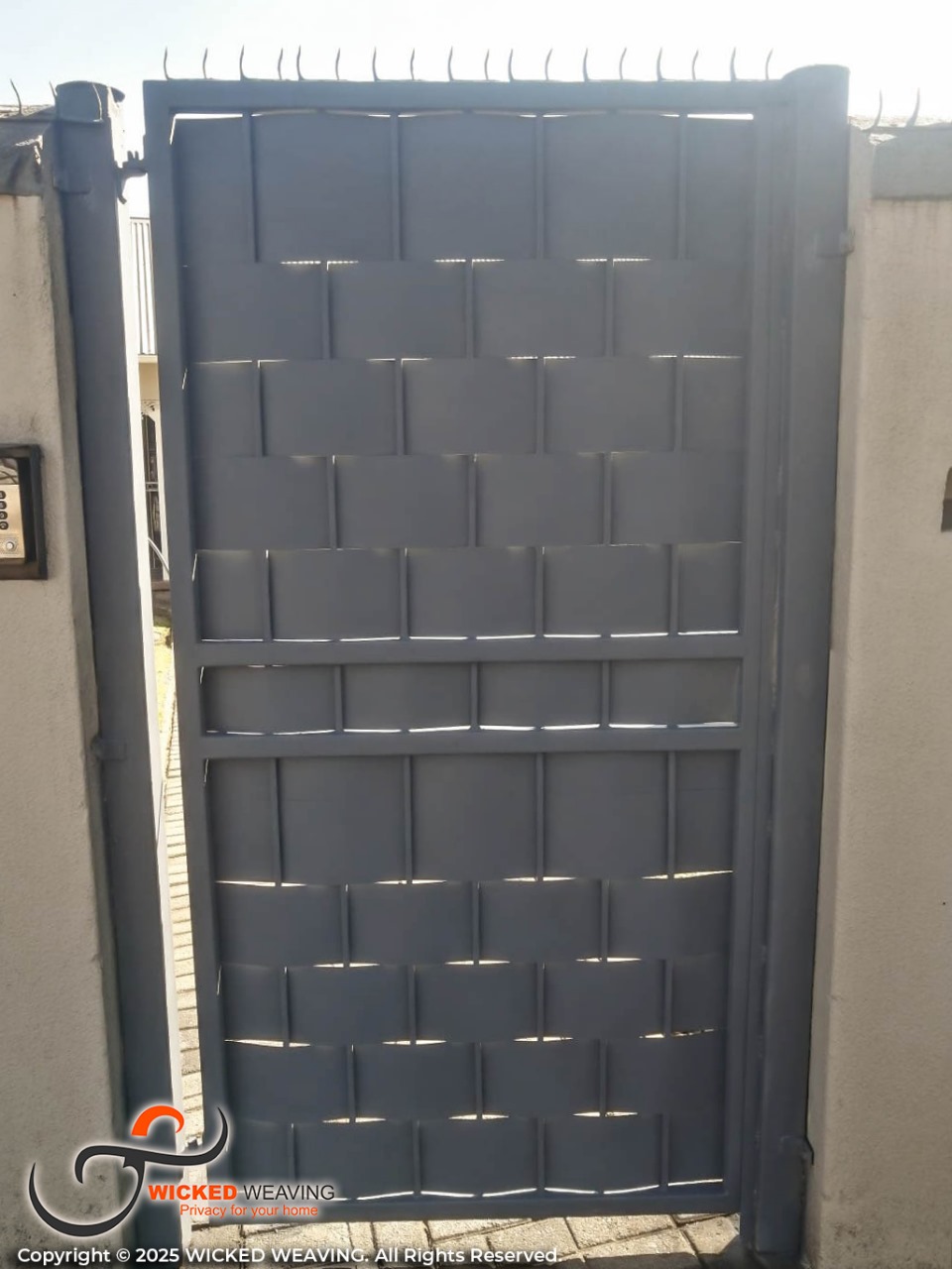 16m Charcoal Palisade & Gate Weaving