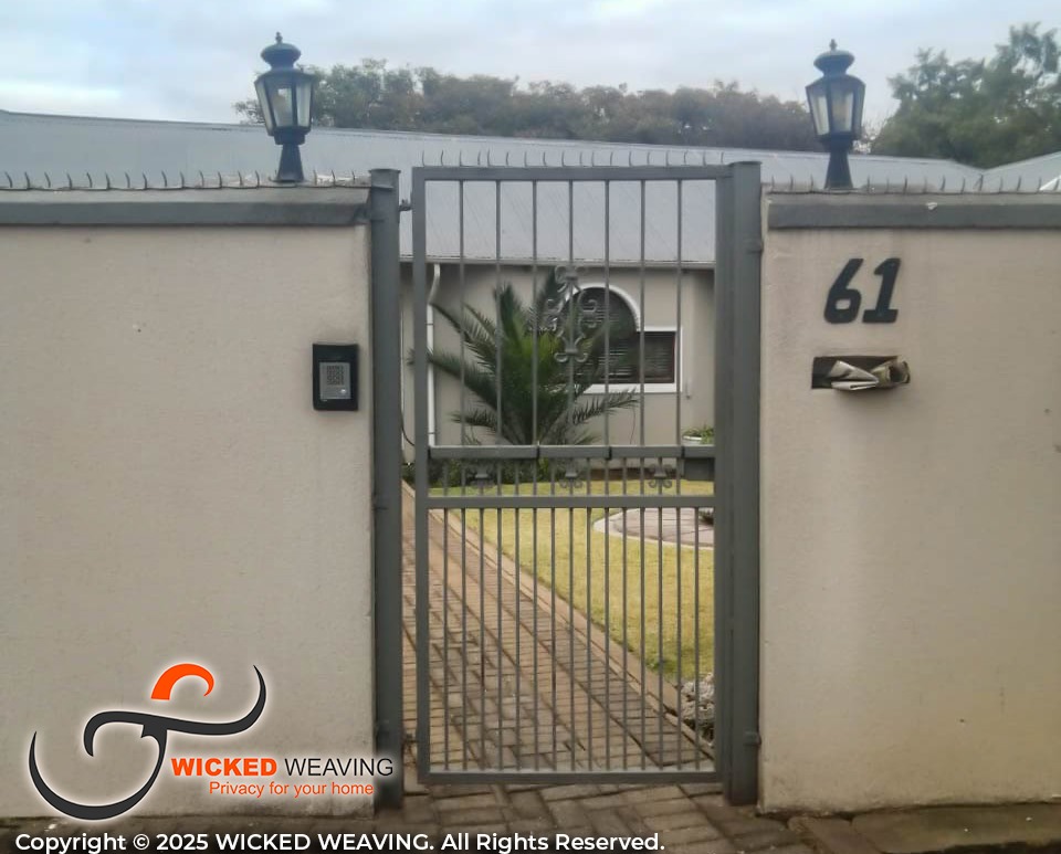 16m Charcoal Palisade & Gate Weaving