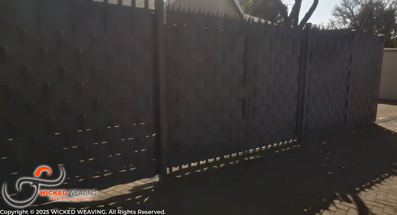 16m Charcoal Palisade & Gate Weaving