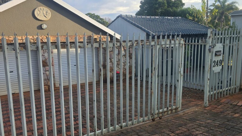 33m Charcoal Palisade Weaving in Berario, Johannesburg